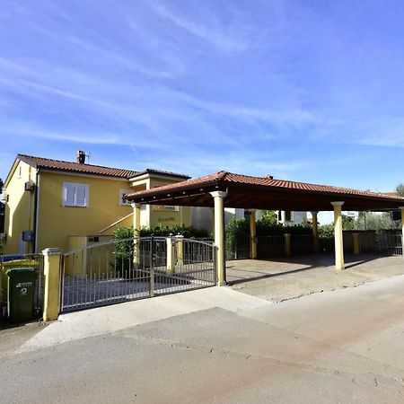 Apartments House Anna For Max 13 Persons In Porec, Pet Friendly エクステリア 写真