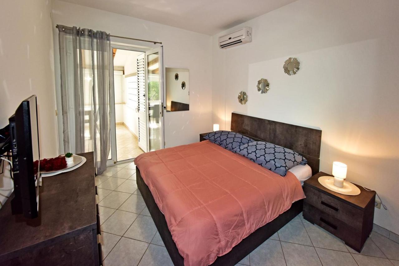Apartments House Anna For Max 13 Persons In Porec, Pet Friendly エクステリア 写真