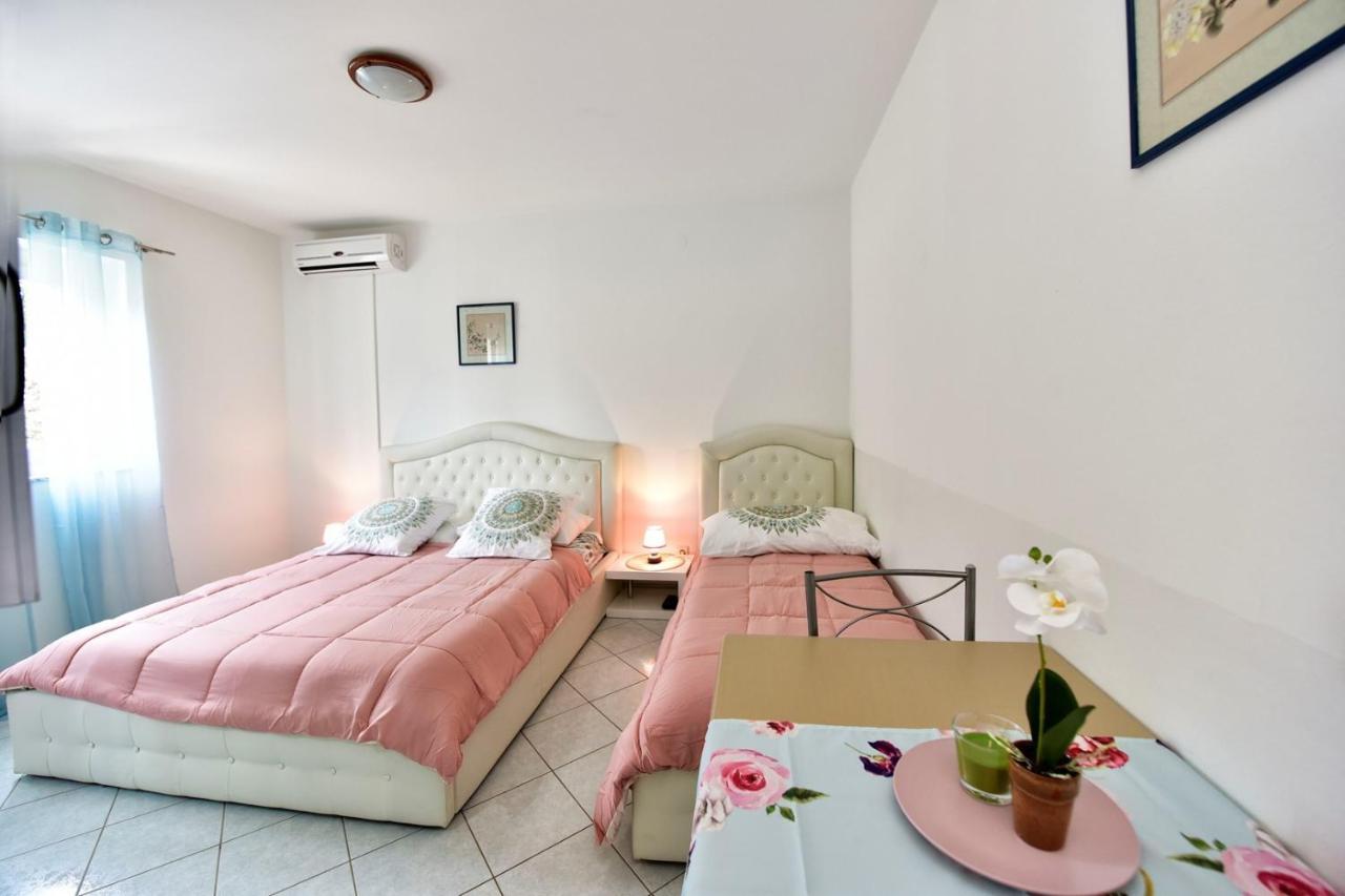 Apartments House Anna For Max 13 Persons In Porec, Pet Friendly エクステリア 写真