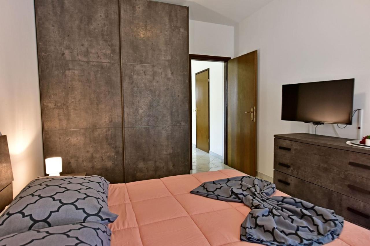 Apartments House Anna For Max 13 Persons In Porec, Pet Friendly エクステリア 写真