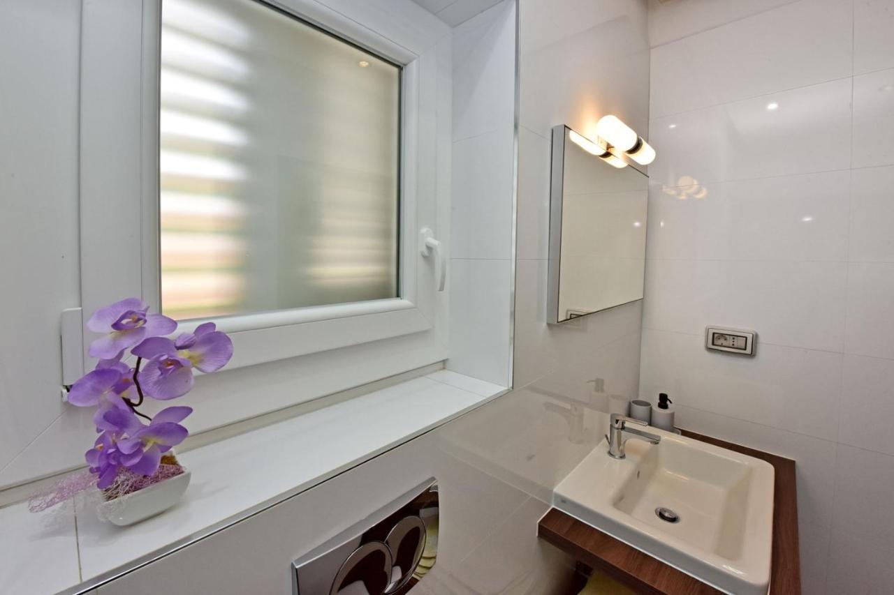 Apartments House Anna For Max 13 Persons In Porec, Pet Friendly エクステリア 写真