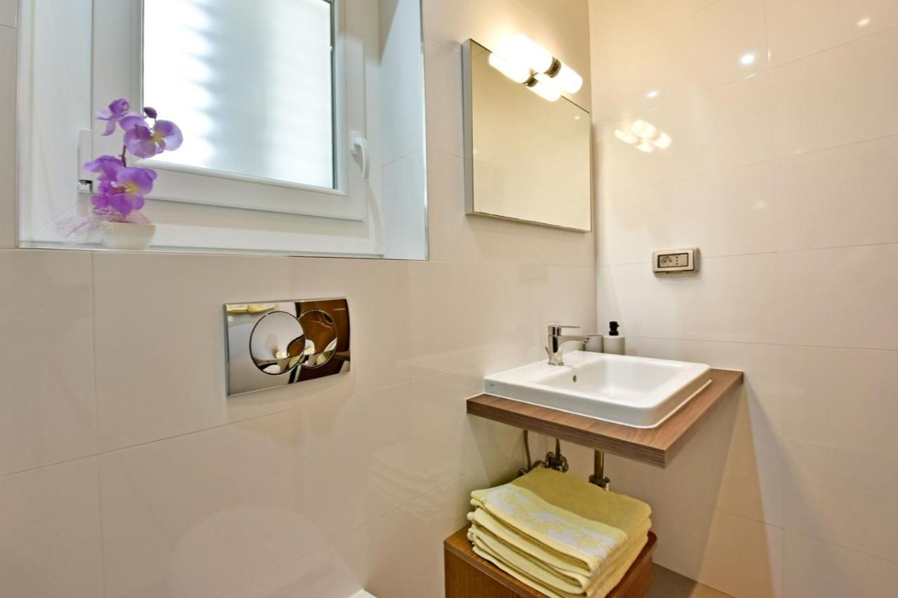 Apartments House Anna For Max 13 Persons In Porec, Pet Friendly エクステリア 写真