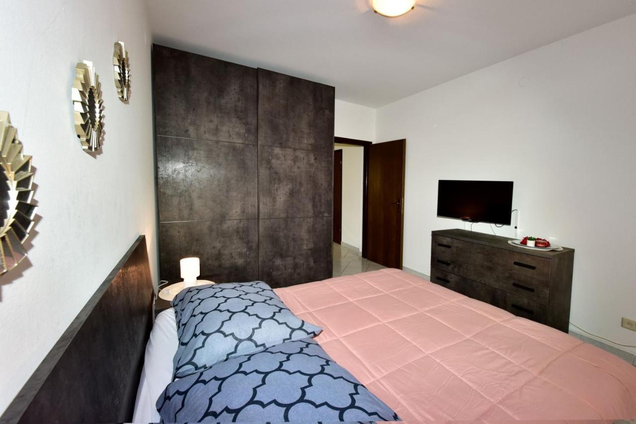 Apartments House Anna For Max 13 Persons In Porec, Pet Friendly エクステリア 写真