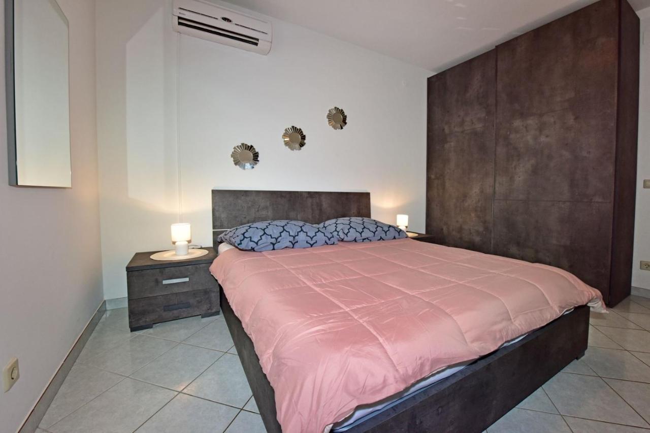 Apartments House Anna For Max 13 Persons In Porec, Pet Friendly エクステリア 写真