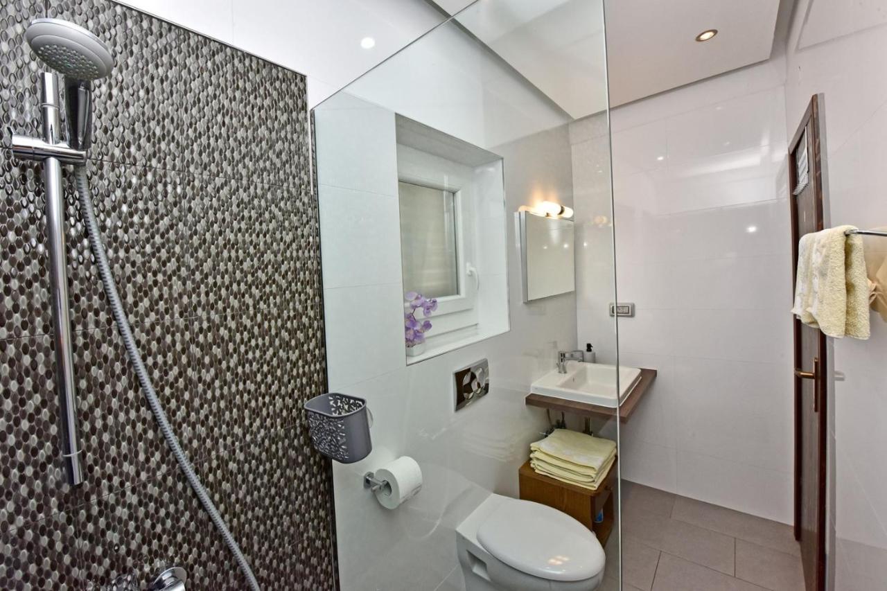 Apartments House Anna For Max 13 Persons In Porec, Pet Friendly エクステリア 写真
