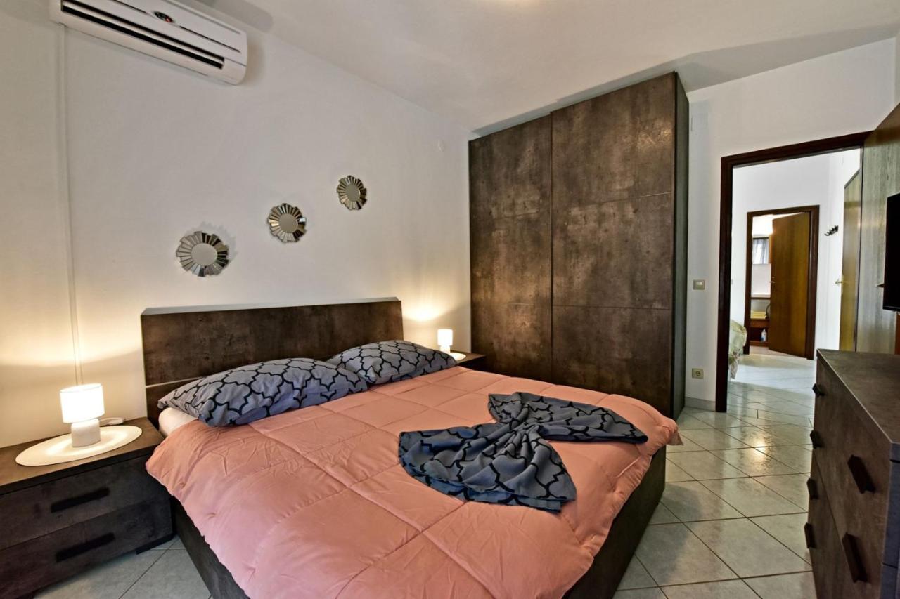 Apartments House Anna For Max 13 Persons In Porec, Pet Friendly エクステリア 写真