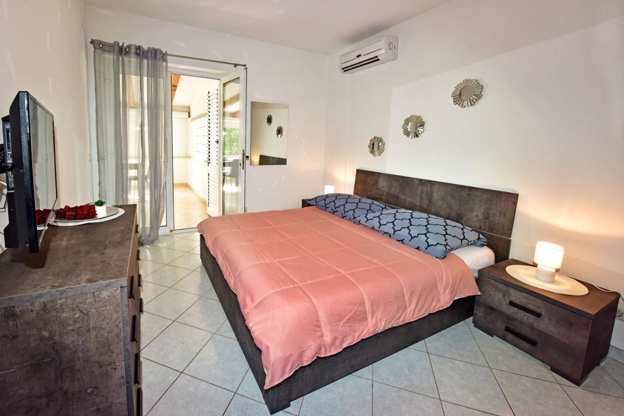 Apartments House Anna For Max 13 Persons In Porec, Pet Friendly エクステリア 写真