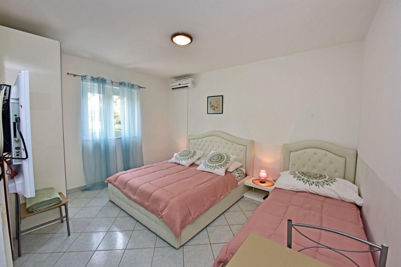Apartments House Anna For Max 13 Persons In Porec, Pet Friendly エクステリア 写真